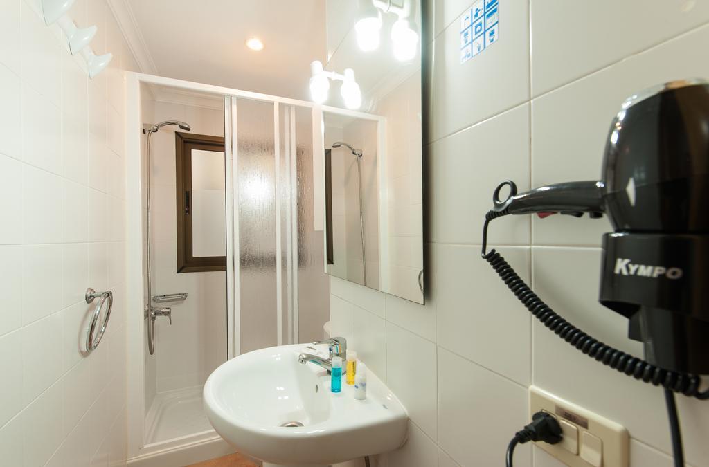 Las Palmas Urban Center Room photo